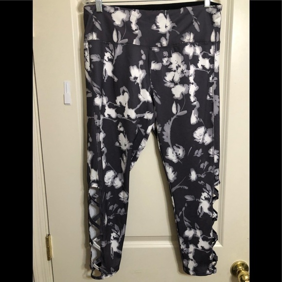 VOGO Athletica Pants - ****Donated***𝅺VOGO Athletic leggings lattice ankles size XL